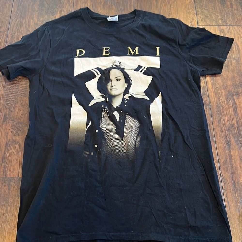 Demi Lovato Tour 2016 Photo Tee
Black size M in EUC